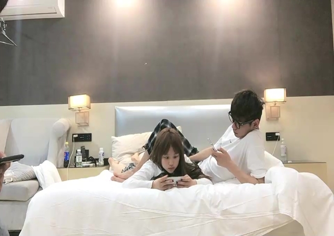 萝莉萌妹，躺床上玩会游戏再开操，脱光光互摸调情，椅子上操妹子闭眼享受